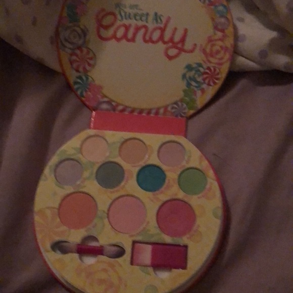 I am selling kids makeup just has eyeshadow am bluse in it two brushes - Picture 3 of 4